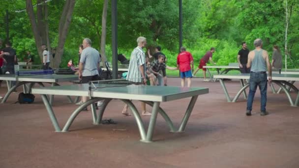 Ukrajina, Charkov Květen 2021 Senior muž hraje ping pong tenis venkovní městský park Zdravý životní styl aktivní volný čas na přírodě — Stock video
