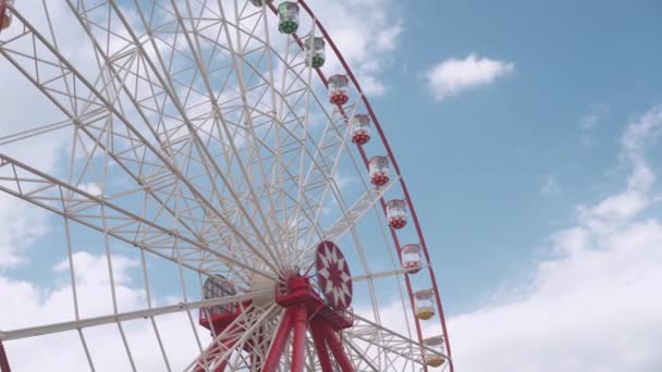 Big Ferris hjul på nöjespark snurrar mot molnig himmel — Stockvideo