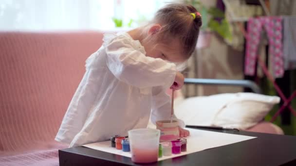 Kleines Mädchen malt handgemachten Topf zu Hause Hobby Freizeit Kunst Handwerk Konzept Kindermalerei Handarbeit Ton Figur — Stockvideo
