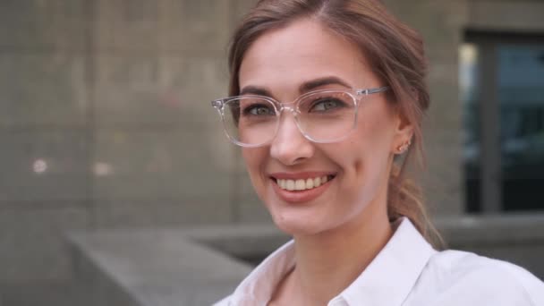 Femme d'affaires femme prospère homme d'affaires debout en plein air. sourire heureux caucasien confiance professionnel entreprise femme âge moyen — Video