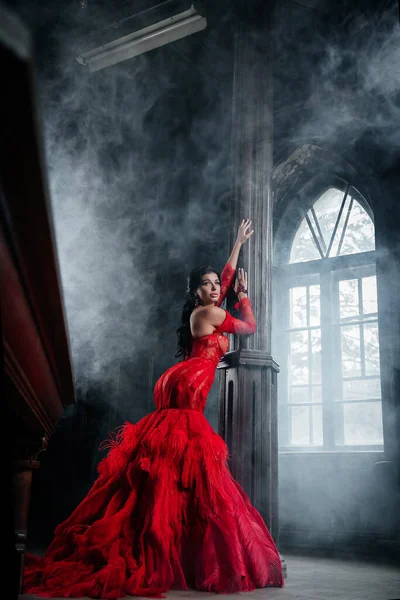 Žena Ročník Červené Šaty Starý Hrad Krásná Princezna Svůdných Šatech — Stock fotografie
