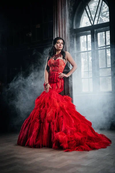 Mulher Vintage Vestido Vermelho Velho Castelo Bela Princesa Vestido Sedutor — Fotografia de Stock