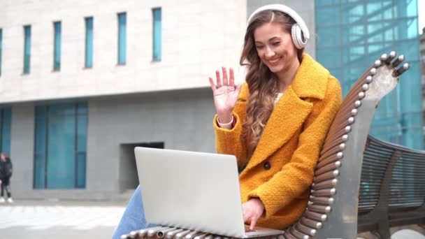 Business Woman Wear Eyeglasses Ακούστε Μουσική Ακουστικά Εξωτερική Καθιστή Πάγκος Χρήση Laptop Εξωτερική Video Call — Αρχείο Βίντεο