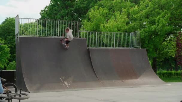 Kharkov, Ucrania Mayo 2021 Jóvenes patinadores y scooters Ocio activo en el parque de skate. Estilo de vida saludable — Vídeos de Stock