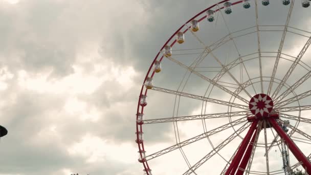 Big Ferris hjul på nöjespark snurrar mot molnig himmel — Stockvideo