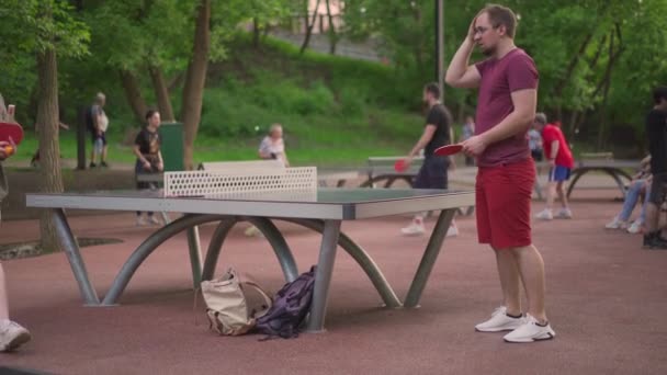 Ukrajina, Charkov Květen 2021 mnoho lidí hraje ping pong tenis venkovní městský park Zdravý životní styl aktivní volný čas na přírodě — Stock video