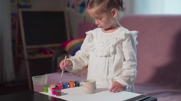 Meisje schilderen Handgemaakte pot Thuis Hobby Vrije tijd Kunst Ambachten Concept Kinderverf Handwerk Klei figuur — Stockvideo