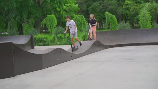 Charkow, Ukraine Mai 2021 Junge Leute Inlineskaten Skateboards und Roller Aktive Freizeit im Skateboard-Park. Gesunder Lebensstil — Stockvideo