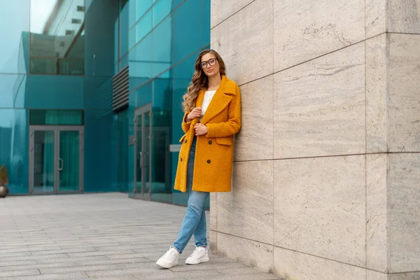 Donna Affari Vestita Giallo Cappotto Piedi All Aperto Corporativo Edificio — Foto Stock