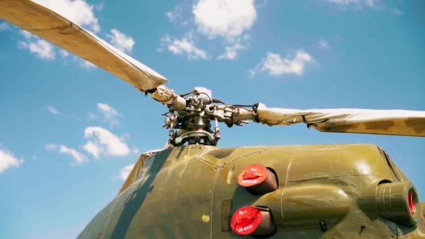 Starý sovětský vrtulník Mi2 přistání na trávě s krytými noži — Stock video