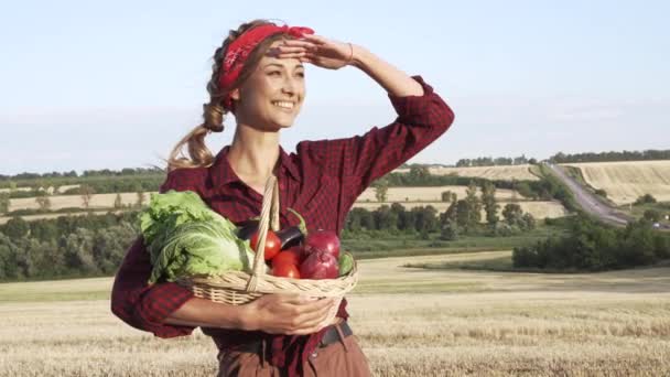 Agricoltore donna in piedi terreni agricoli sorridente agronomo femminile azienda agricola specializzata agroalimentare Felice positivo operaio caucasico campo agricolo — Video Stock