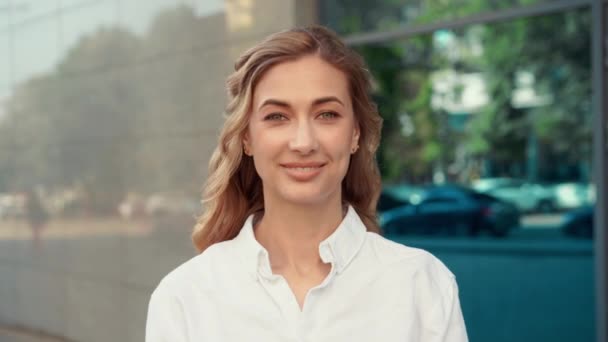 Mujer de negocios exitosa mujer de negocios de pie al aire libre. Sonrisa feliz caucásico confianza profesional mujer de negocios de mediana edad — Vídeos de Stock