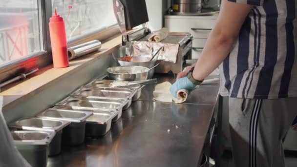 Comida Rápida Concepto de Cocina Manos de Chef Haciendo Pita Doner Kebab — Vídeos de Stock