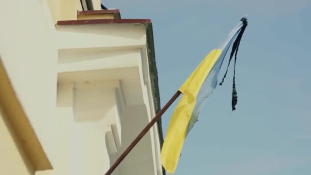 Rüzgarda Yas Tutan Ukrayna Bayrağı Siyah Kurdele Mavi Bayraklı Trajediden Sonra Binada — Stok video