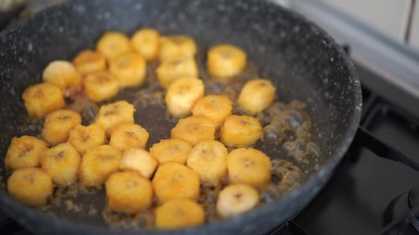 Processo di cottura della banana caramellata in padella a casa Focus selettivo — Video Stock