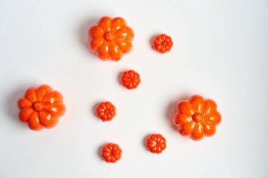 Cadılar Bayramı arka planı, turuncu dekoratif plastik balkabağı beyaz karton Şükran Günü tebrik kartı deseni