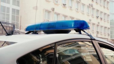 Polis arabası lambası yanıp sönüyor. 