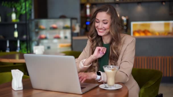 Femme d'affaires Restaurant Propriétaire utiliser ordinateur portable habillé élégant pantalon table assise dans le restaurant avec comptoir de bar arrière-plan — Video