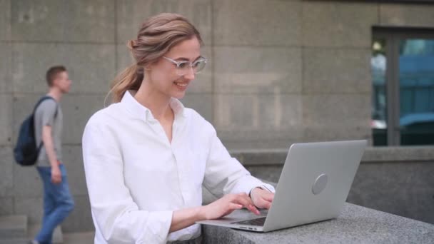 Bizneswoman Kobieta sukcesu Business Person Okulary Użyj Laptop Outdoor Corporate Building na zewnątrz. Pensive Caucasian Pewność Professional Business Woman Średniowiecze — Wideo stockowe
