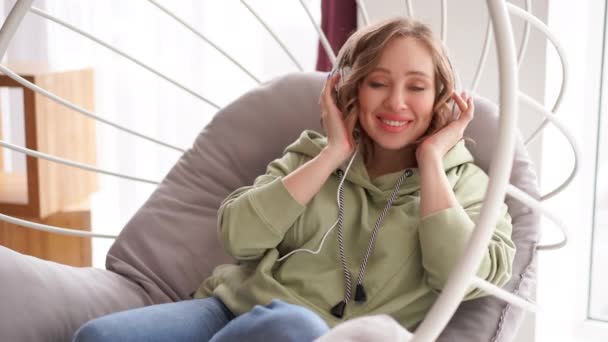 Szczęśliwy zęby uśmiech kobieta słuchać muzyki słuchawki — Wideo stockowe