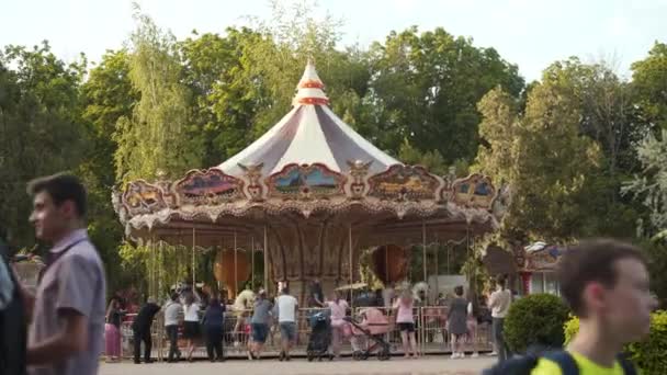 Ukraina, Charkov Maj 2021 Gorkij Park gammaldags fransk karusell, Roundabout i stadens offentliga park människor promenader runt Sommarsemester — Stockvideo