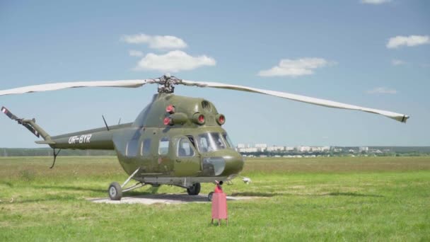 Ukrajna, Harkov 18 június 2021 Korotich repülőtér Régi szovjet helikopter Mi2 Leszállás a fűre fedett pengékkel — Stock videók
