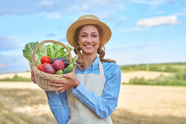 Mulher Agricultor Chapéu Palha Segurando Cesta Cebola Vegetal Salada Tomate — Fotografia de Stock