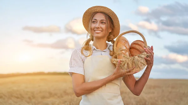 Bäckerin Hält Weidenkorbbrot Ökoprodukt Bäuerin Stehen Weizen Landwirtschaftliches Feld Backen — Stockfoto