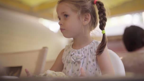 Pequeña chica sentada restaurante con pasta llamando camarero — Vídeos de Stock