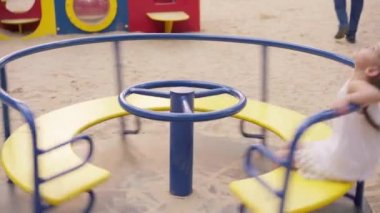 Küçük Kız Dönen Atlıkarınca Eğlence Parkı Oyun Bahçesi Yaz Günü