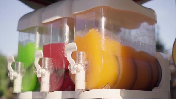 Machine maken van ijs Slushy Drinks Outdoor Park Zomer Rood Oranje Groen Kleur — Stockvideo