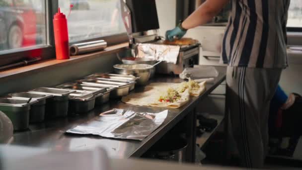 Comida Rápida Concepto de Cocina Manos de Chef Haciendo Pita Doner Kebab — Vídeos de Stock