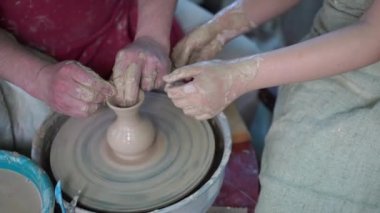 Potter Pottery Little Girl 'e ders veriyor. 