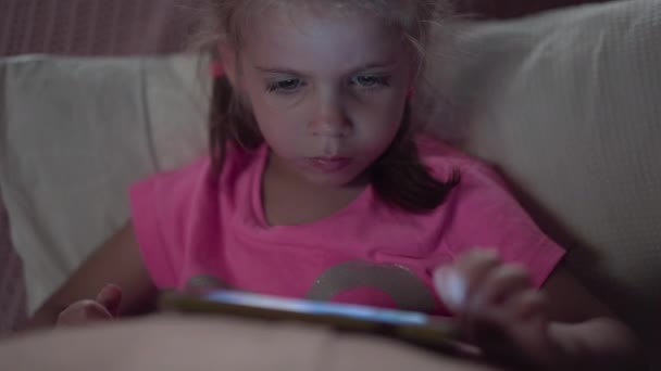 Portret Cute Little Girl Korzystanie ze smartfona. Młode kobiety Przeglądarki Internet, Sprawdza Social Media Oglądanie wideo — Wideo stockowe