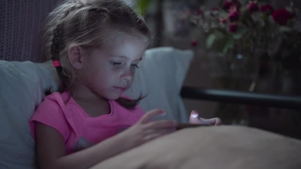 Portret Cute Little Girl Korzystanie ze smartfona. Młode kobiety Przeglądarki Internet, Sprawdza Social Media Oglądanie wideo — Wideo stockowe