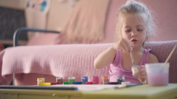 Malá dívka kreslení s štětcem malování Sedací patro Domácí pokoj Dítě Kreslení Barva vody — Stock video