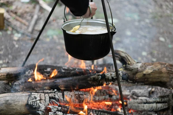 Camping Outdoors Cooking Bowler Hat Hung Tripod Burning Fire Background — Stock Photo, Image