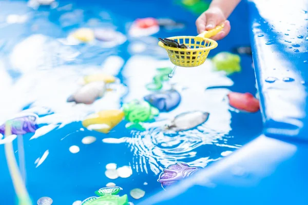Child Fisher Fangen Plastik Spielzeug Fische Pool Freizeitpark Sommertag Kleine — Stockfoto