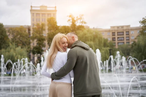 Casal Apaixonado Andando Livre Parque Fonte Caucasiano Homem Mulher Andar — Fotografia de Stock