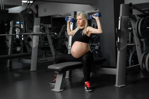 Femme Enceinte Soulevant Des Haltères Entraînement Bras Épaules Muscle Salle — Photo