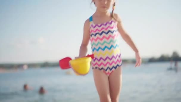 Kleines Mädchen spielt Strand mit Plastikspielzeug Badebekleidung Sommertag — Stockvideo