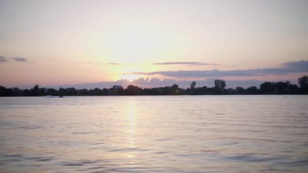 Man Riding Jetski στο Sunset On Lake Silhouette Rider Jet Ski Driving ποδήλατο νερού — Αρχείο Βίντεο