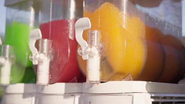 Máquina haciendo hielo aguanieve bebidas al aire libre parque verano rojo naranja verde color — Vídeo de stock