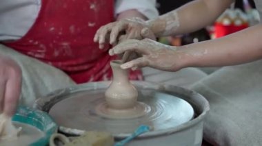 Potter Pottery Little Girl 'e ders veriyor. 