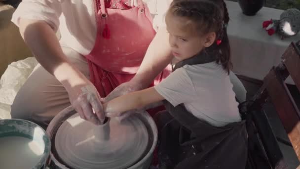 Potter Teaching Pottery Little Girl — Stock Video