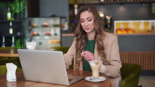 Business Woman Restoran Sahibi, Bar Tezgahı Arkaplanlı Restoranda Laptop Giyimli Pantsuit Masası Kullanıyor — Stok video