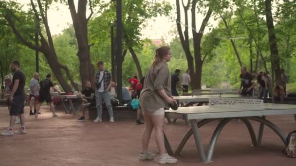 Ukraine, Charkow Mai 2021 viele Menschen spielen Tischtennis im Freien Stadtpark Gesunder Lebensstil aktive Freizeit in der Natur — Stockvideo