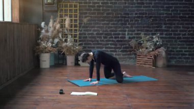 İçerde Yoga Çalışan Kadın Dersi. Egzersiz Günü Işığı.