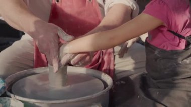 Potter Pottery Little Girl 'e ders veriyor. 