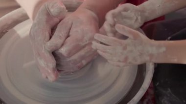 Potter Pottery Little Girl 'e ders veriyor. 